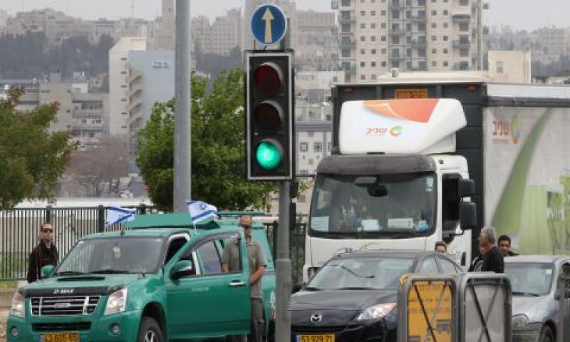 עם ישראל עומד בצפירה [צילום: פלאש 90]
