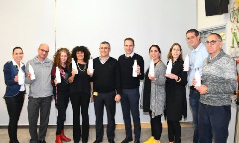 חברים בהנהלת אסם עם בקבוקים רב פעמיים [צילום: אביב חופי]