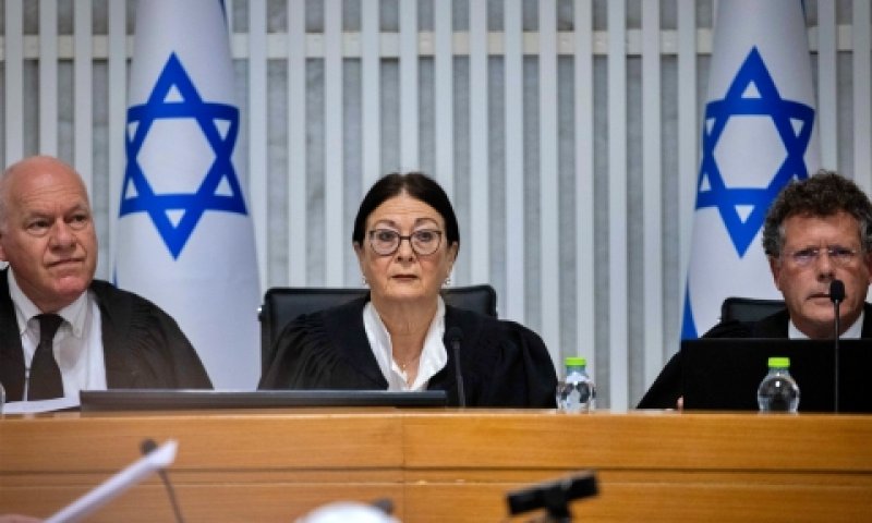 עמית, חיות ופוגלמן. "יש דין אבל אין דיין" [צילום: יונתן זינדל, פלאש 90]