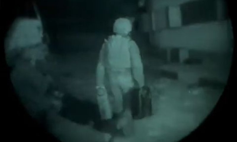 חיילים נושאים את הסולר לרצועה [צילום: דובר צה''ל]