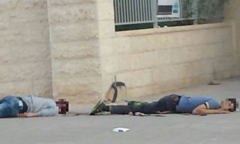 שני המחבלים שרועים בזירה