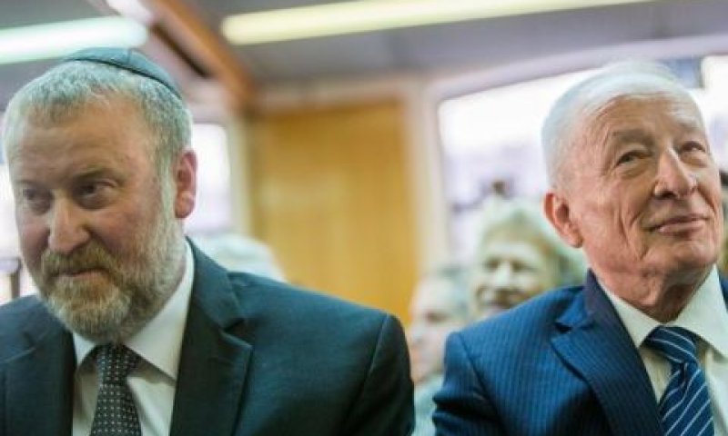 וינשטיין ומנדלבליט. בין החותמים [צילום: יונתן זינדל, פלאש 90]