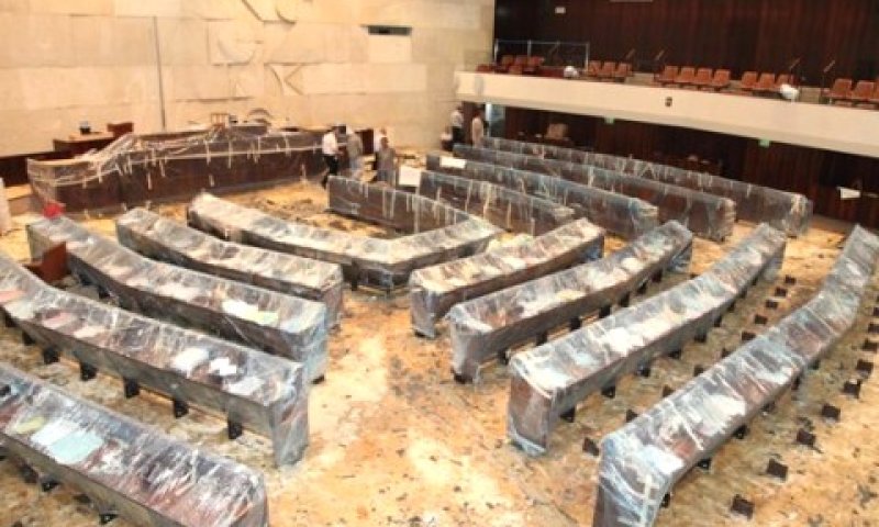 השטיח שתוקן טלאי על טלאי יוחלף [צילום: דוברות הכנסת]