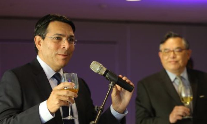 דני דנון מרים כוסית עם השגרירים [צילום: אורן כהן]