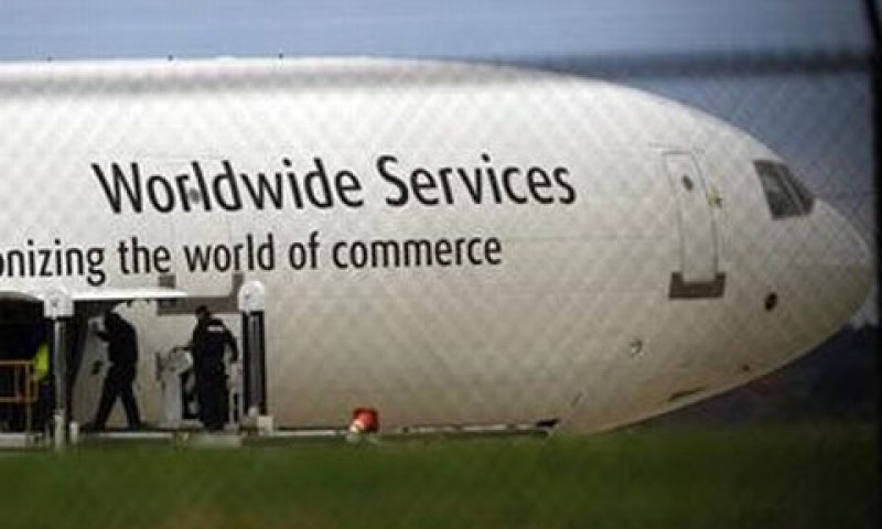 חוקרים בודקים מטוס של חברת UPS בפילדלפיה [צילום: AP]