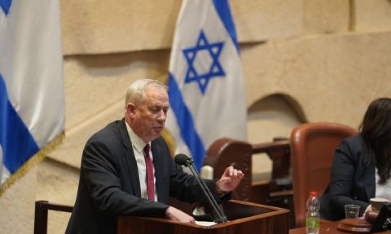 גנץ. שני תיקים [צילום: שמוליק גרוסמן, פלאש 90]