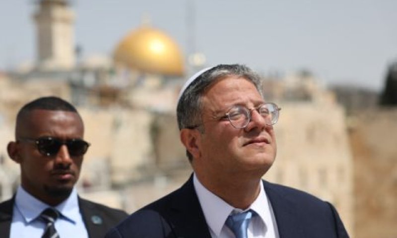 השר בן-גביר במשטרת הכותל [צילום: יונתן זינדל/פלאש 90]
