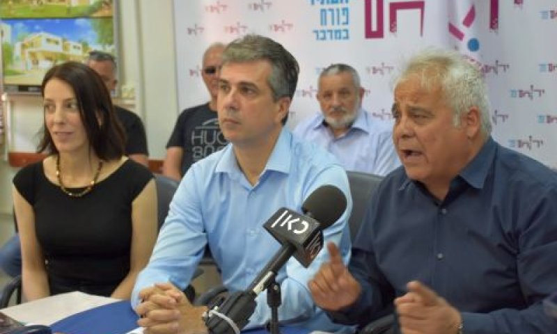 בני ביטון, ראש העיר דימונה; אלי כהן, שר הכלכלה; וטל אוחנה, ראשת מועצת ירוחם [צילום: דוברות משרד הכלכלה]