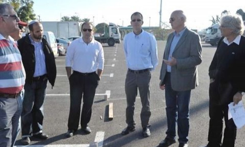 יהונתן יסעור בסיור עם נציגי משרד התחבורה, מטרופולין והחברה לפיתוח הרצליה [צילום: תומר רבינוביץ]