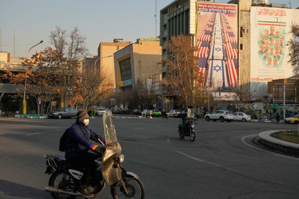 כרזה נגד ישראל וארה"ב בזמן "עם כלביא" [צילום: וחיד סאלמי/AP]