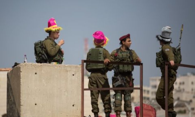 מאות שאלות מחיילים בשטח [צילום ארכיון: הדס פרוש/פלאש 90]
