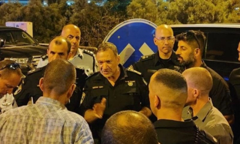 המפכ"ל שבתאי בזירת הרצח בגן שמואל [צילום: דוברות המשטרה]