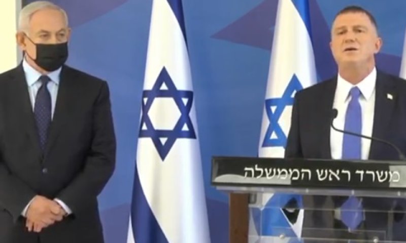 אדלשטיין ונתניהו. "להמשיך להיזהר" [צילום: מתוך יוטיוב]