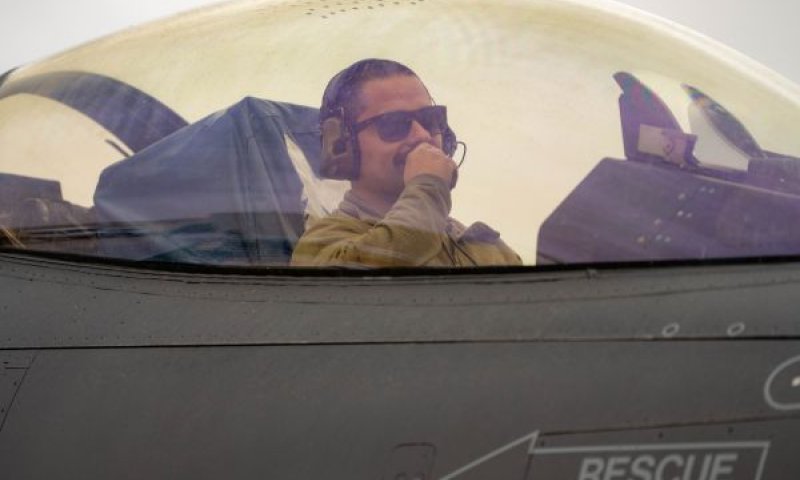 טייס קרב של צבא ארה"ב במטוס [צילום: סנטקום]