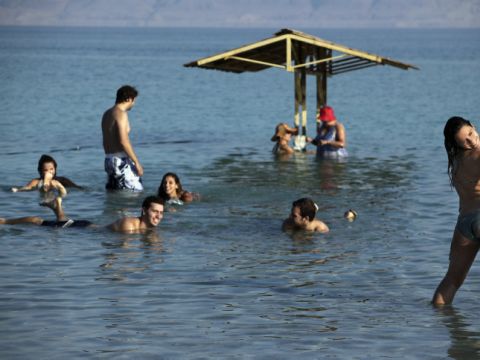 מלונות שוקעים בים המוות [צילום: פלאש 90]