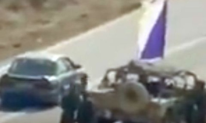 משליכי האבנים נמלטים. החיילים צופים [צילום: יש דין]