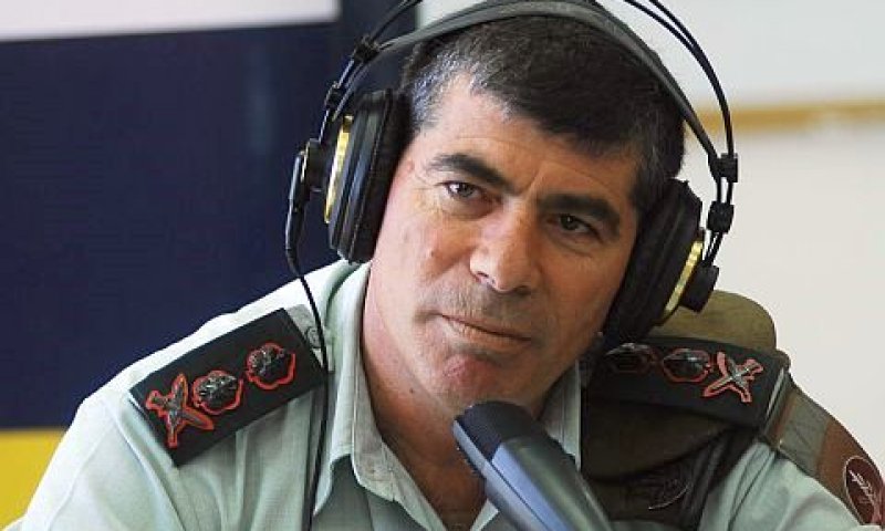הרמטכ"ל גבי אשכנזי מתארח בגל"צ[צילום ארכיון: דובר צה"ל]