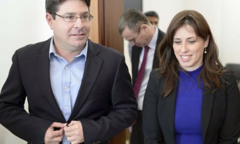 תומכים. אופיר אקוניס וציפי חוטובלי [צילום: תומר ניוברג/פלאש 90]
