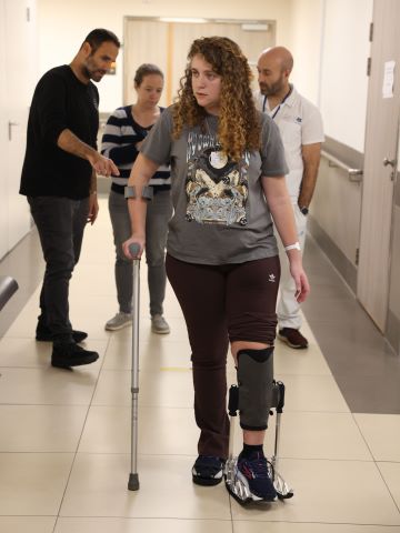 נטע פורטל הולכת בעזרת הסד [צילום: חן גלילי, דוברות הטכניון]
