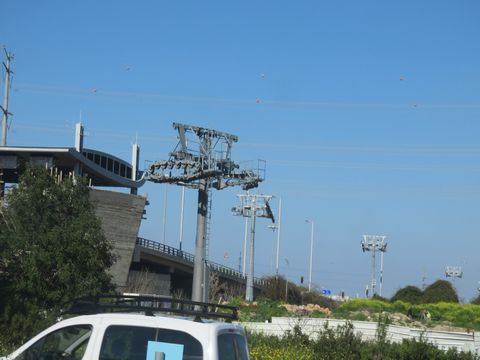 עמודים לנשיאת כבלי הרכבלית ליד תחנה מס' 2 צ'ק פוסט [צילום: שמואל וולף]