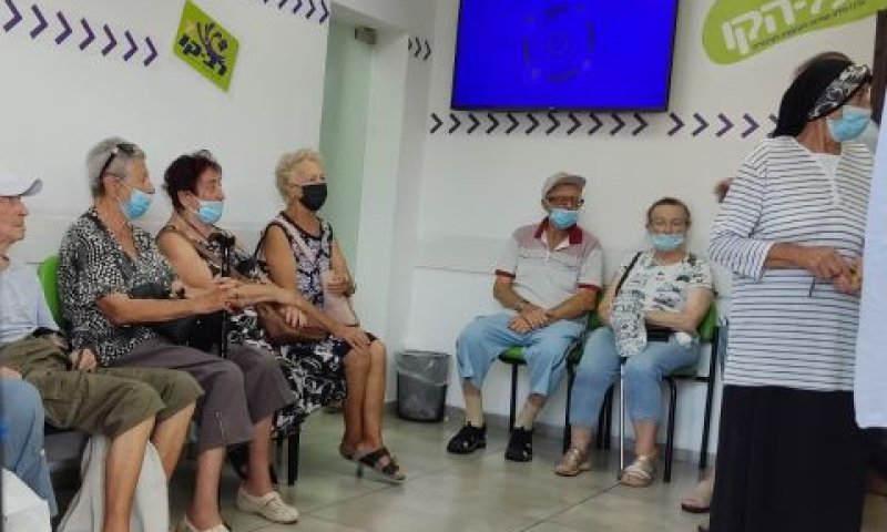 קשישים ממתינים בסניף על הקו בנהריה. לחלקם אין מקום לשבת