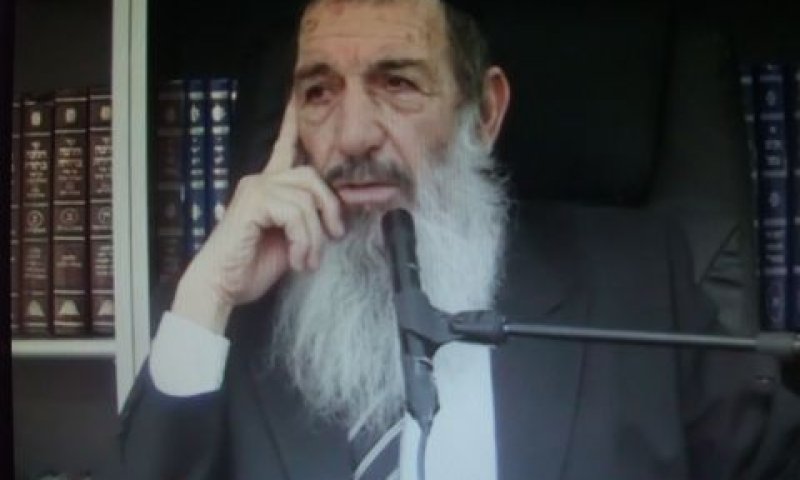 הרב בן-שמעון. בלשכתו בבית הדין [צילום: youtube]