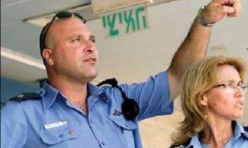 מפקדת כל אופק סגן גונדר נילי איצקוביץ בסיור בכלא עם ר/כ ניסים בכר [צילום: שב"ס]