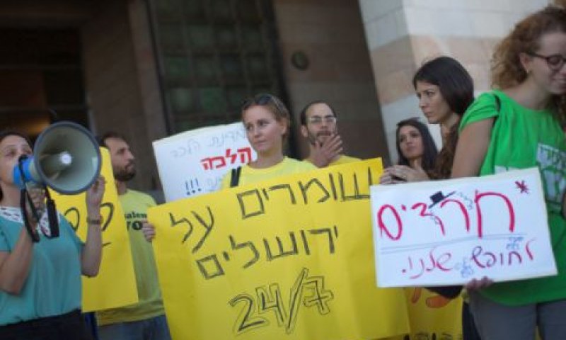 הפגנה נגד סגירת חנויות נוחות בשבת בירושלים [צילום: יונתן זינדל/פלאש 90]