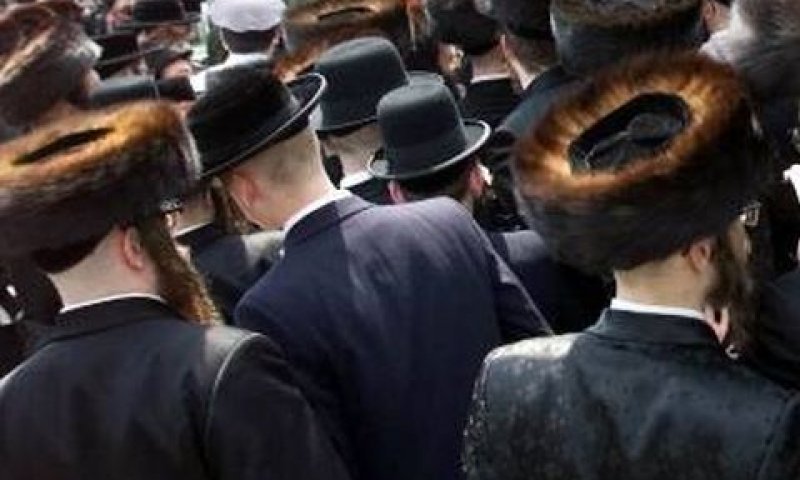 יגורו בבניין על-שם אדמו"רם הקודם - הרב יואל טייטלבאום [צילום: AP]