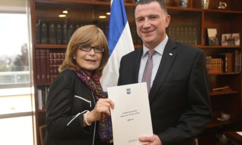 אדלשטיין מקבל את הדוח מפריש [צילום: דוברות הכנסת]