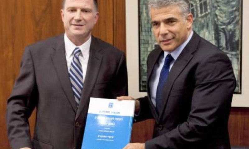 לפיד. מגיד את ספר התקציב ליו"ר הכנסת [צילום: פלאש 90]