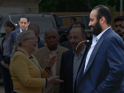 מאהר עבד אל-עזיז מוטרב (משמאל) עם הנסיך מוחמד. פריז, אפריל 2018 [צילום: AP]