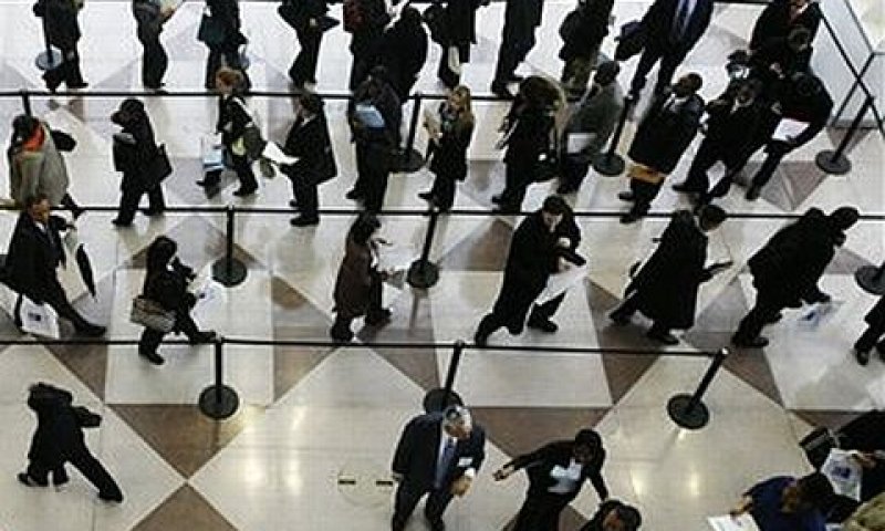 מובטלים עומדים בתור בלשכת תעסוקה בארה"ב [צילום: AP]