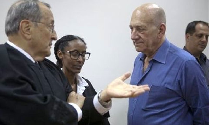אולמרט וזהר. עיכוב [צילום: היידי לוין, AP]