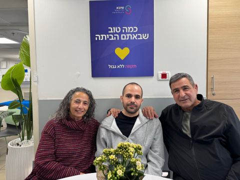 ירדן ביבס עם הוריו [צילום: מטה המשפחות להחזרת החטופים]