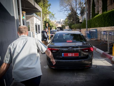 החוקרים מגיעים לבית ראש הממשלה [צילום: יונתן זינדל/פלאש 90]