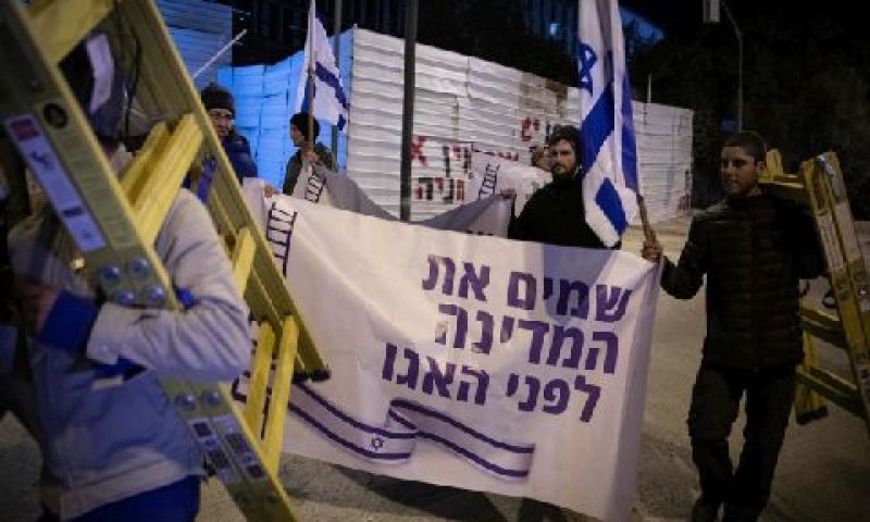פעילי כחול לבן. סולמות לנתניהו [צילום: הדס פרוש/פלאש 90]