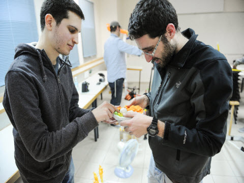 הסטודנטים נדב מכבי (מימין) וירון וקסלר [צילום: ניצן זוהר, דוברות הטכניון]