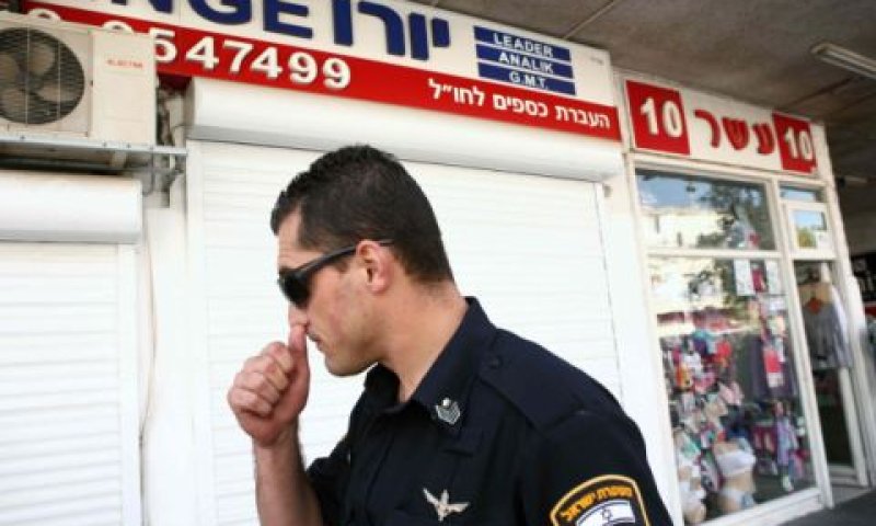 פשיטה של המשטרה על חנות להמרת כספים בהרצליה [צילום: פלאש 90]
