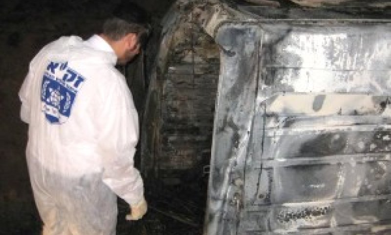 צוות זק"א מטפל ברכב השרוף [צילום: יצחק נויגרשל &ndash; דוברות זק"א]