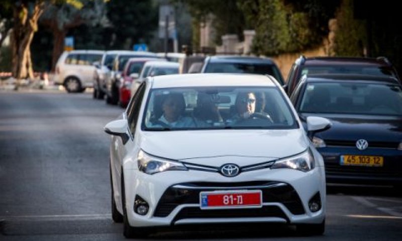 החוקרים בכניסה לבית רה"מ [צילום: יונתן זינדל/פלאש 90]
