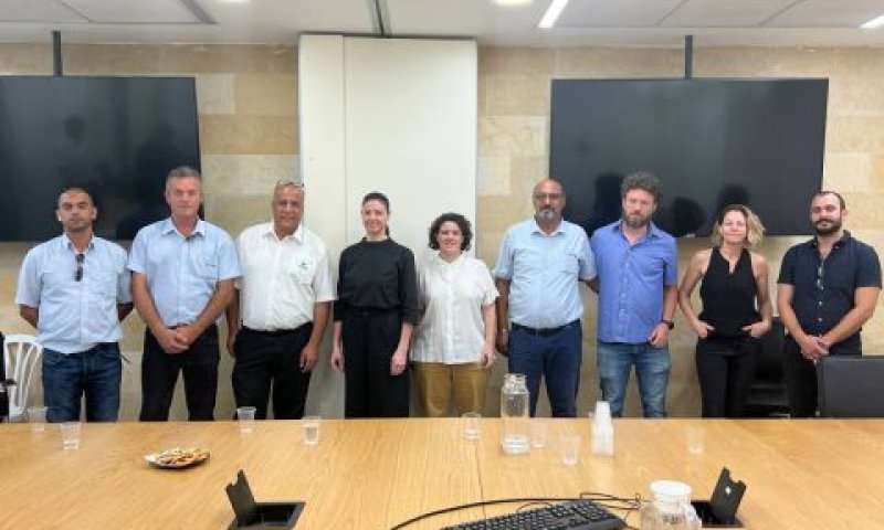 מיכאלי עם נציגי כוח לעובדים וההסתדרות [צילום: תקשורת השרה]