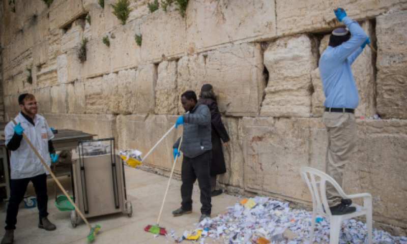 הוצאת הפתקים מאבני הכותל לפני פסח והעברתם לקבורה בהר-הזיתים [צילום: יונתן זינדל/פלאש 90]