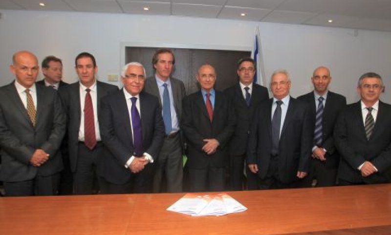 חותמים על ההסכם [צילום: דוברות חברת החשמל]