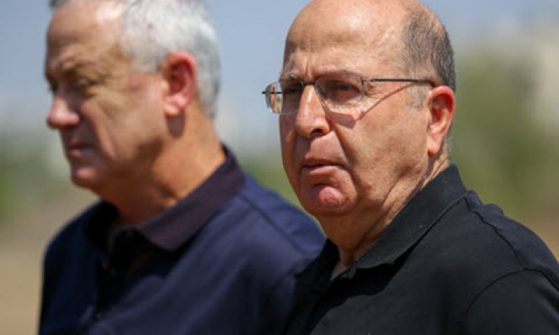יעלון וגנץ. "המחאה תנצח" [צילום: פלאש 90]