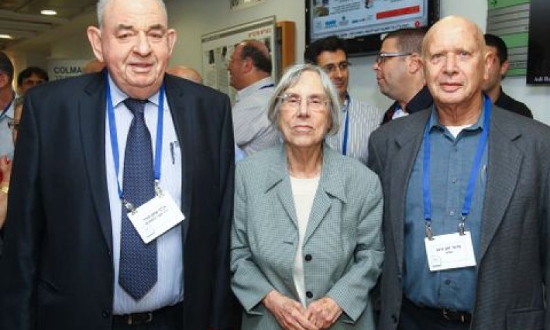 מימין לשמאל: זאב נוימן נשיא המכללה למינהל, דליה דורנר ויצחק פורר [צילום: רונן טופלברג]