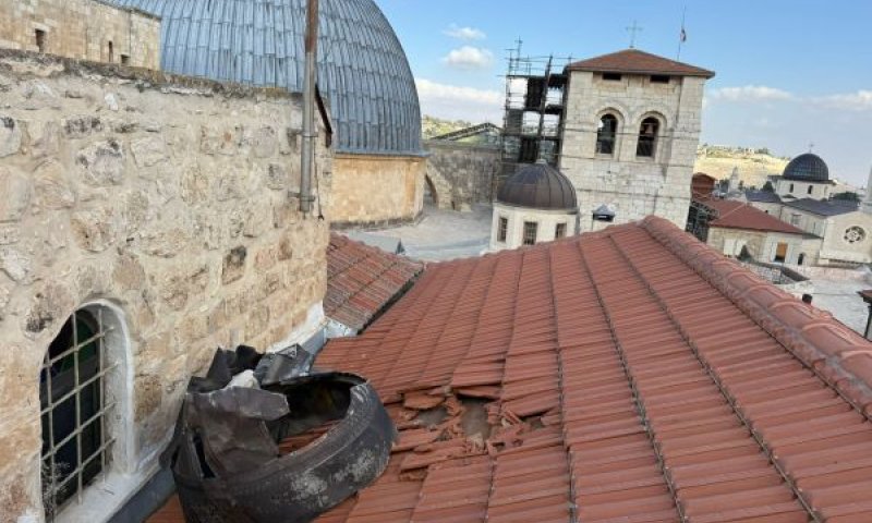 שברי טיל מיירט ליד כנסיית הקבר [צילום: משטרת ישראל]