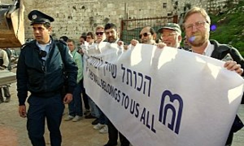 פעילי התנועה המסורתית מפגינים באחד מהמאבקים נגד הרחבת המחיצה בין גברים ונשים בכותל [צילום ארכיון]