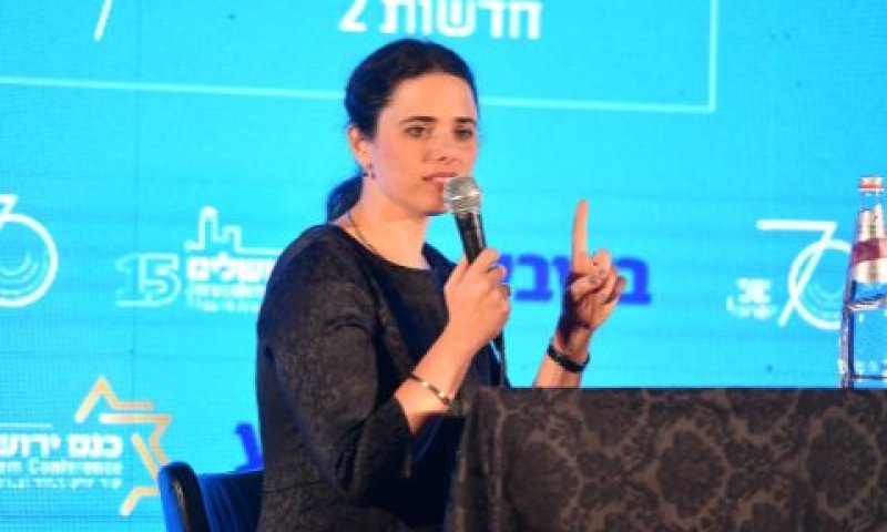 שקד. מכשירה את הלבבות [צילום: ישראל ברדוגו]