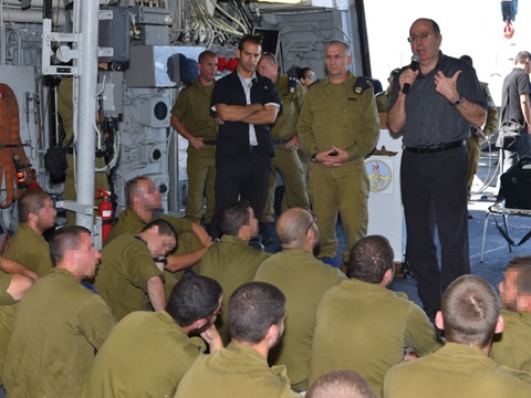 שר הביטחון בבסיס חיל הים [צילום: פלאש 90]